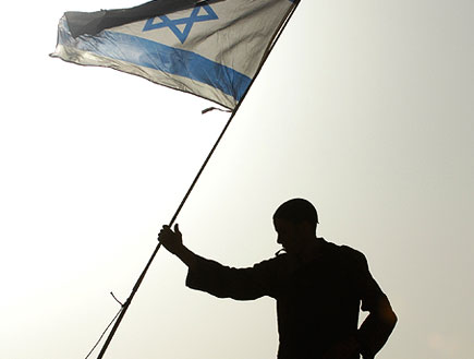 חייל מנופף בדגל על טנק (תמונת AVI: עדי רם, חדשות)